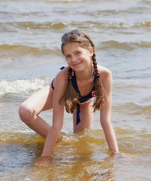 Fille sur la plage — Photo