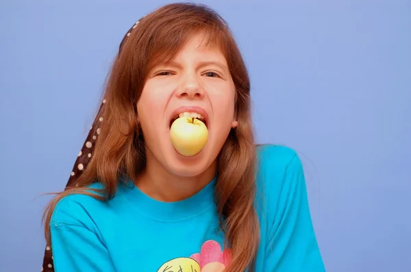 Portrait of teenage girl with apple — Stock Photo, Image