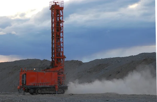 Boren machine in open kuil — Stockfoto