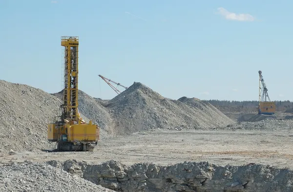 Drilling machine in open pit — Stock Photo, Image