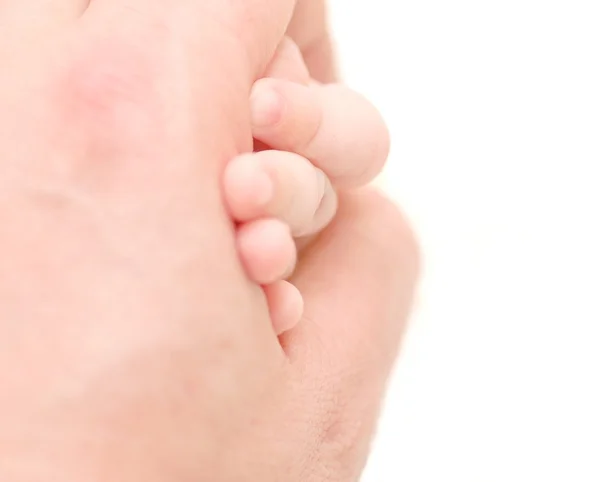 赤ちゃんと父親の手 — ストック写真