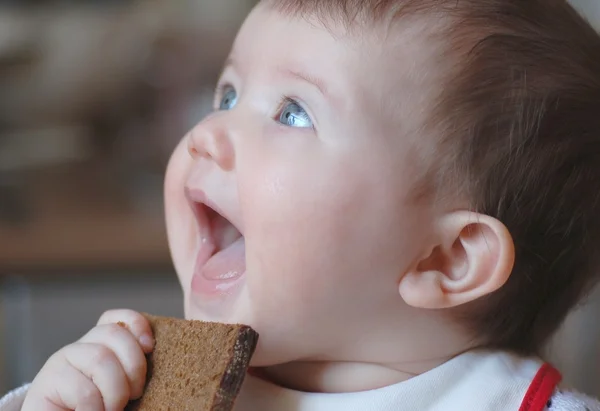 Portret dziecka jedzenie — Zdjęcie stockowe