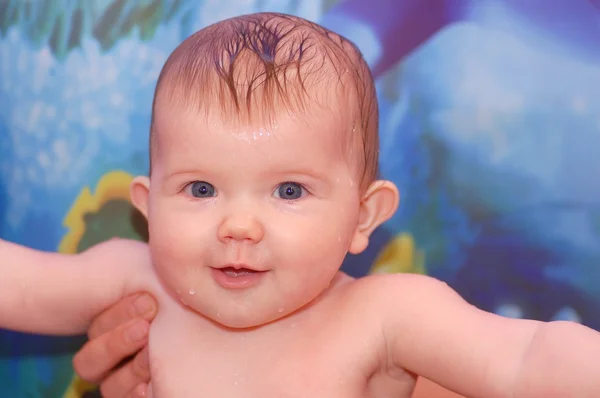 お風呂の後の女の赤ちゃん — ストック写真