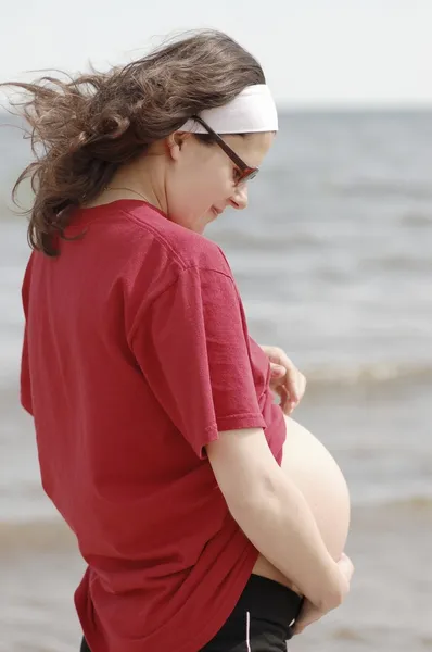 美丽的孕妇在海滩上 — 图库照片