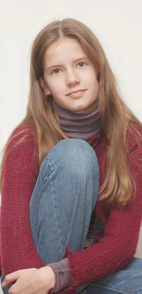 Retrato de una hermosa adolescente — Foto de Stock