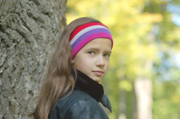 Porträtt av vacker tonårig flicka av trädet — Stockfoto
