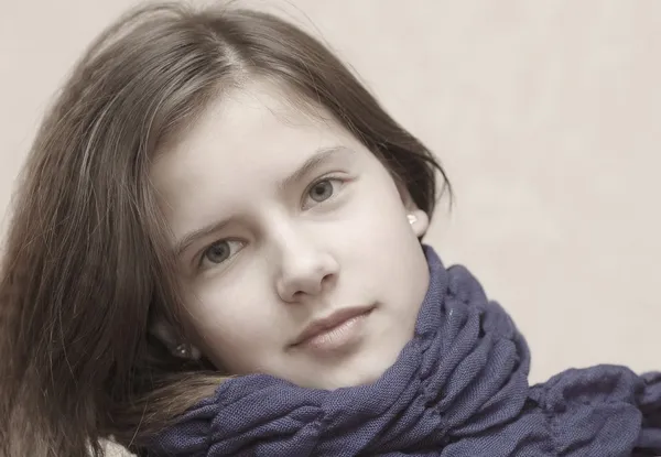 Retrato de una hermosa adolescente — Foto de Stock