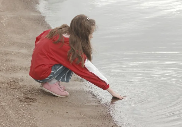 Porträtt av tonårig flicka vid havet — Stockfoto