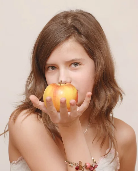 Портрет девочки-подростка с яблоком — стоковое фото