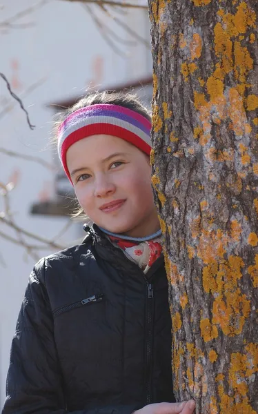 Portret van prachtige tienermeisje door de boom — Stockfoto