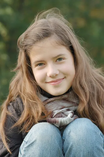 Retrato de una hermosa adolescente — Foto de Stock