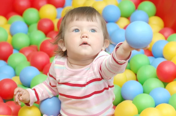 Bebé con bolas de plástico —  Fotos de Stock