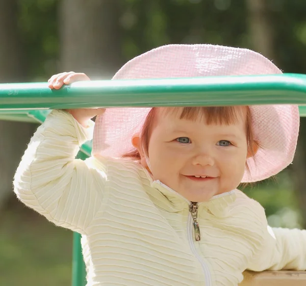 Niña en el patio — Foto de Stock