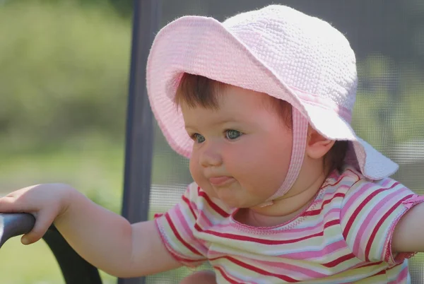 Retrato de una hermosa niña en el parque — Foto de Stock