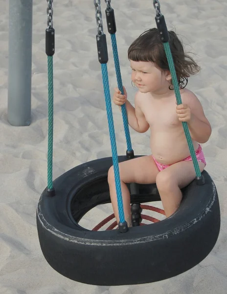 पुराने टायर से स्विंग पर सुंदर बेबी लड़की का चित्र — स्टॉक फ़ोटो, इमेज