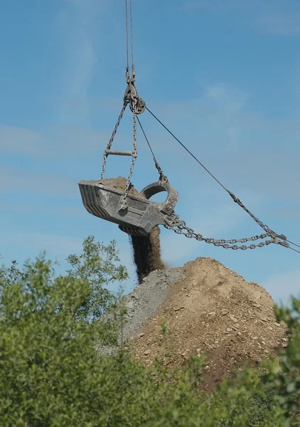 Bolletje graafmachine in open kuil — Stockfoto