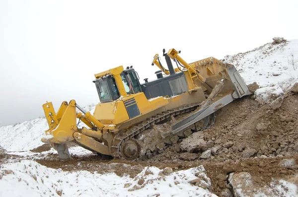 Bulldozer in offener Grube lizenzfreie Stockfotos