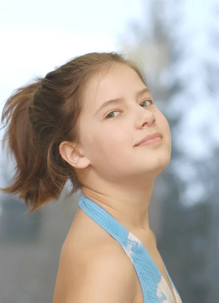 Retrato de una hermosa adolescente — Foto de Stock