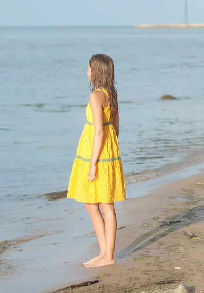 Retrato de bela menina adolescente junto ao mar — Fotografia de Stock