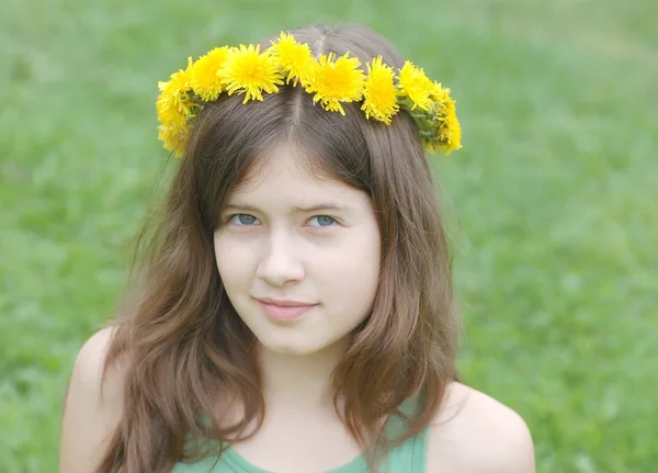 Portret van prachtige tienermeisje — Stockfoto