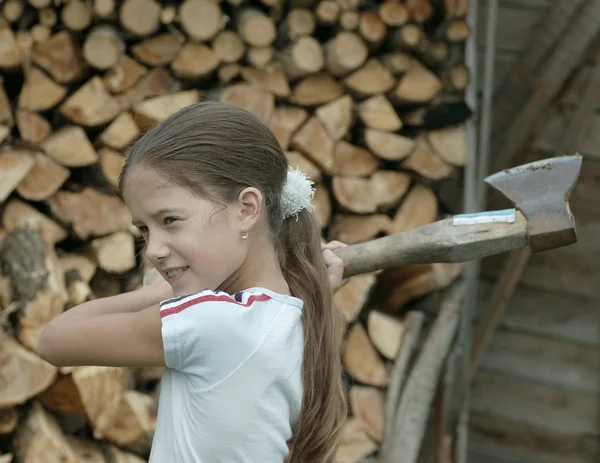 Portret nastolatka z drewna siekierą — Zdjęcie stockowe