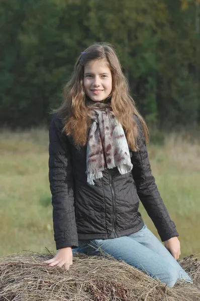 カントリー サイドの美しい 10 代の少女の肖像画 — ストック写真