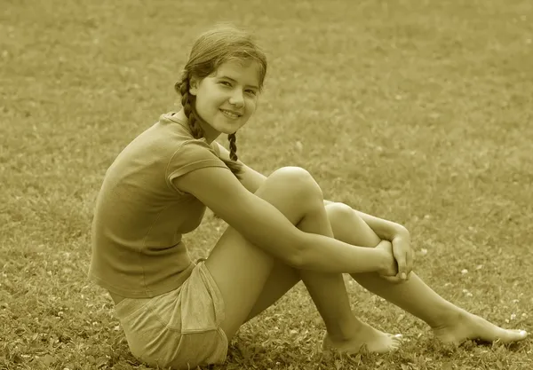 Красивая девушка на зеленой траве — стоковое фото