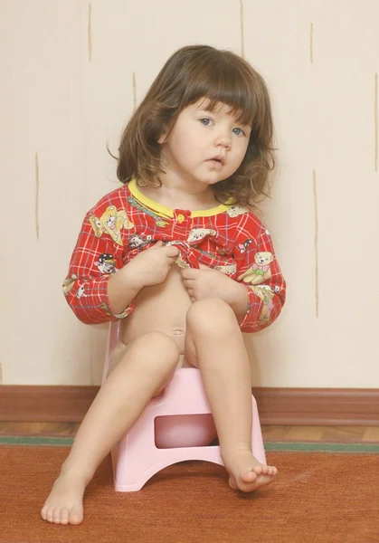 Plastik potty-chair güzel bebek kız portresi — Stok fotoğraf
