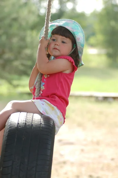ブランコに乗っている赤ちゃんの肖像画 — ストック写真
