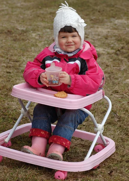 Ребенок на стуле — стоковое фото
