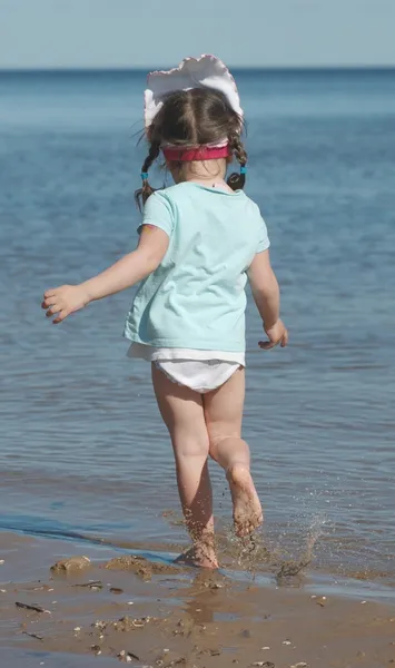 漂亮的小女孩在海边的肖像 — 图库照片