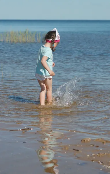 Portrait de belle petite fille au bord de la mer — Photo