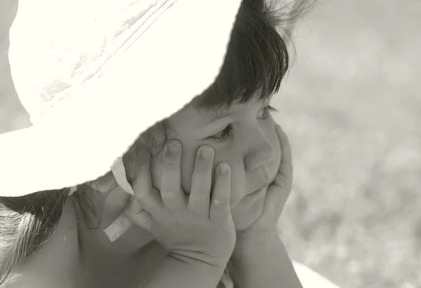 Retrato de bebê em chapéu azul — Fotografia de Stock