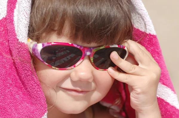 Porträt eines Babys mit Sonnenbrille am Strand — Stockfoto