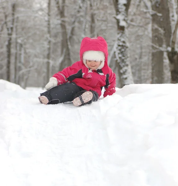 Portret van glimlachende babymeisje in sneeuwjacht — Stockfoto