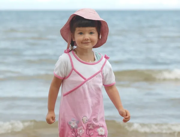 Portrait de bébé par la mer — Photo