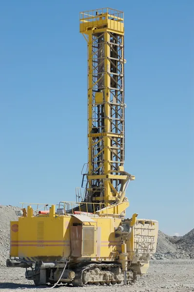 Drilling machine in open pit — Stock Photo, Image