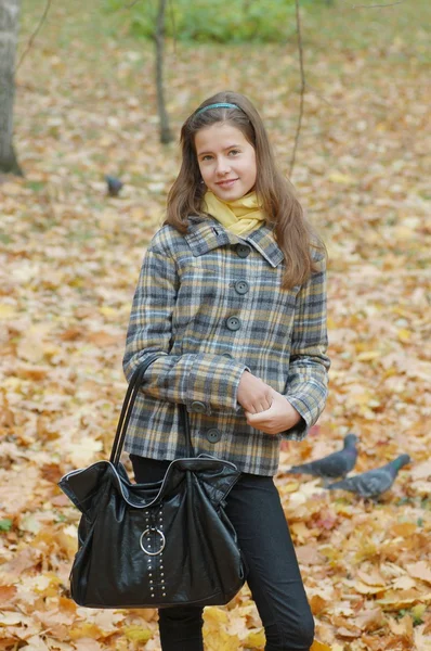 Retrato de bela menina adolescente no parque Imagens Royalty-Free