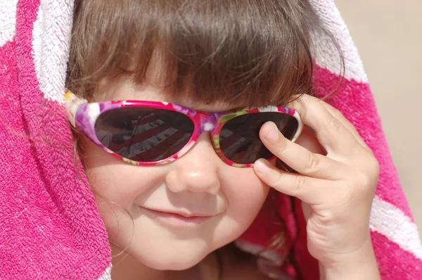 Portrét dítěte v sluneční brýle na pláži Stock Obrázky