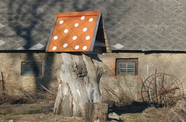 Удар ножом с декоративной крышей на дворике из кустарников Лицензионные Стоковые Фото