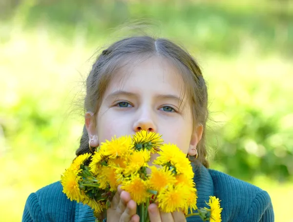 Dandelions ile Güzellik Portresi — Stok fotoğraf