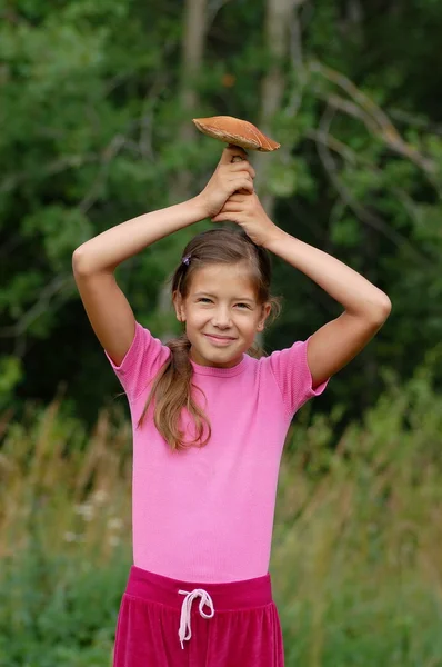 Meisje met paddestoelen — Stockfoto