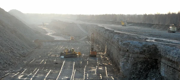 Open-gegoten mijnbouw steengroeve — Stockfoto