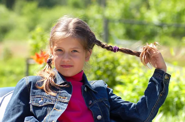 Flicka med fläta — Stockfoto