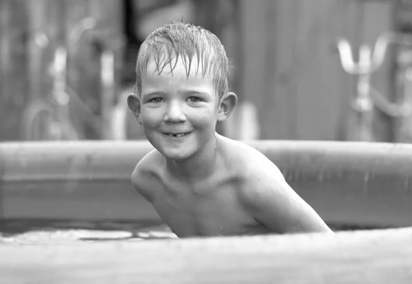 スイミング プールで若い男の子の肖像画 — ストック写真