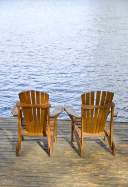 Göl kenarında Muskoka sandalyeler