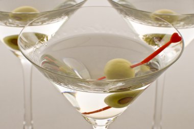 bir martini cam zeytin