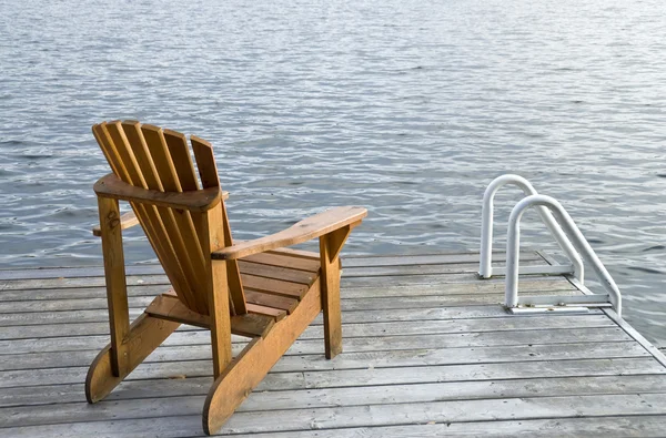 Cadeira Muskoka junto ao lago — Fotografia de Stock