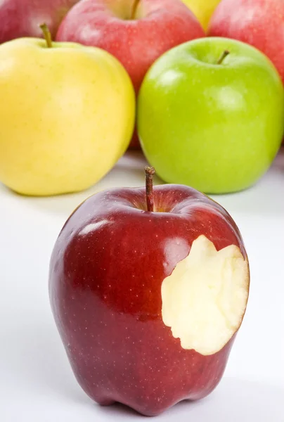 Manzana roja deliciosa con una mordida — Foto de Stock