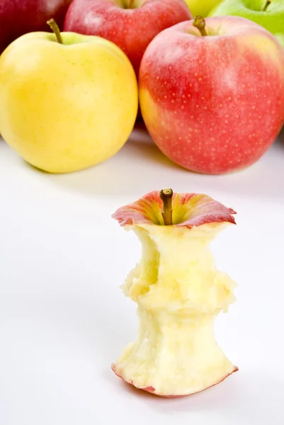 リンゴの束の前に 1 つのロイヤル ガラ リンゴの芯 — ストック写真